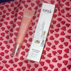 ONÅ NEW YORK
Brightening Eye Cream